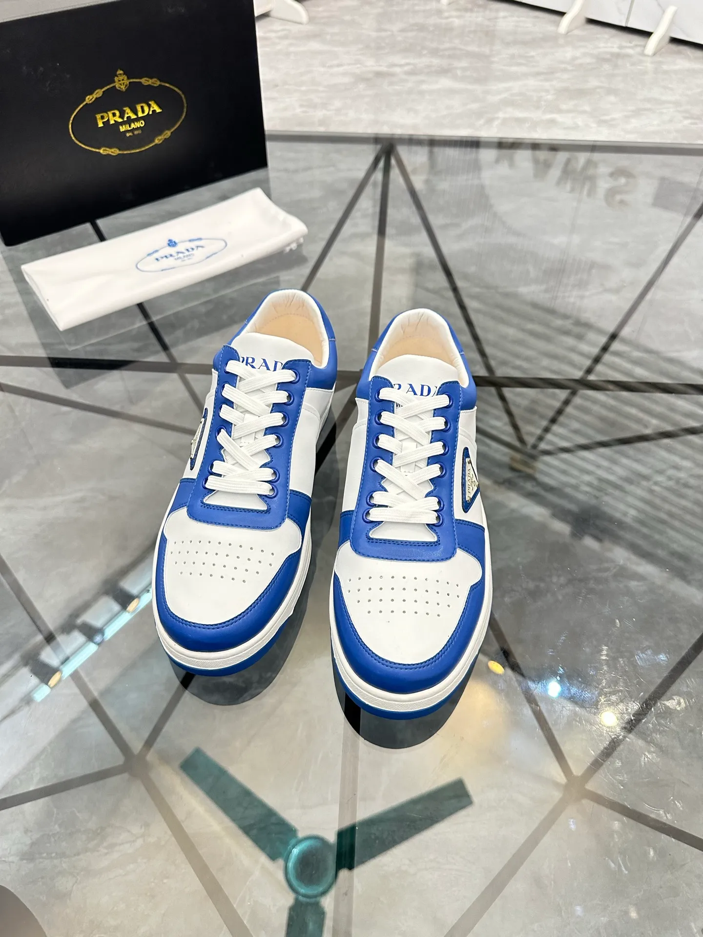 Men's shoes: 💰P400¥ Product trademark: Prada *"Prada*" low-top casual shoes Regular size: 38-44 (can be customized to 45) Product materials: imported cowhide upper, sheepskin lining, original outsole. Number: 020
